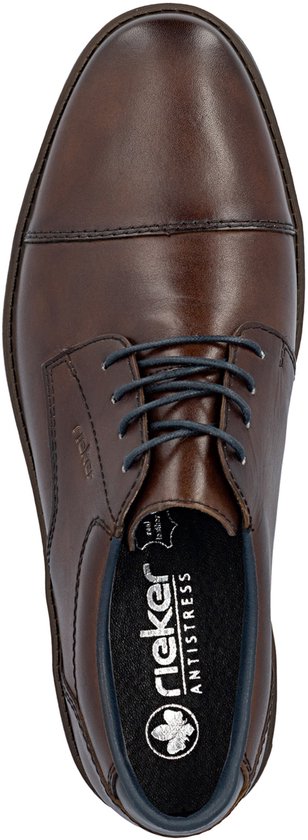 Bovenkant van een bruine leren veterschoen met blauwe veters.