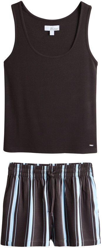 Bruin geribbeld hemdje met Studio-label en bruine short met lichtblauwe verticale strepen.