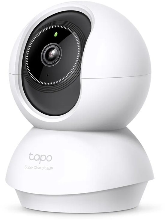 Witte Tapo beveiligingscamera met Pan/Tilt functie en 3K 5MP resolutie.