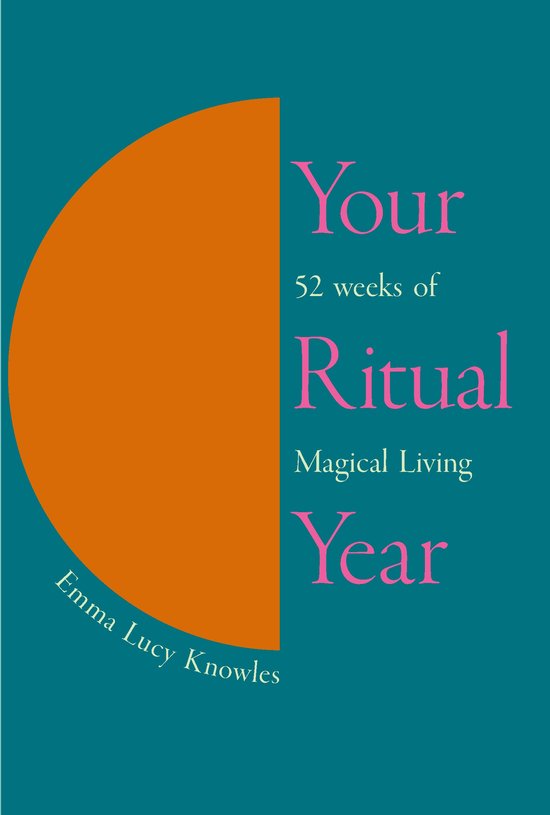 Boek 'Your 52 weeks of Ritual Magical Living Year' met een oranje halve cirkel op een blauwgroene achtergrond.
