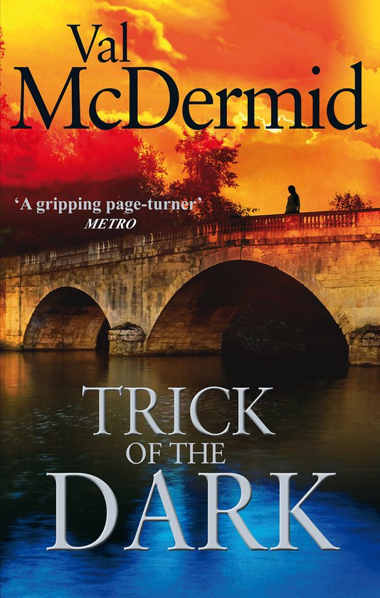 Boek 'Trick Of The Dark' van Val McDermid. Brug over water met dramatische lucht. "A gripping page-turner" - METRO.