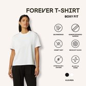 Vrouw met lang donker haar, draagt een wit boxy-fit t-shirt. Iconen tonen: geurwerend, gemerceriseerd garen, krimpt niet, behoudt kleur, stretch BCI-katoen, blijft in vorm. Kleuren: zwart, wit.