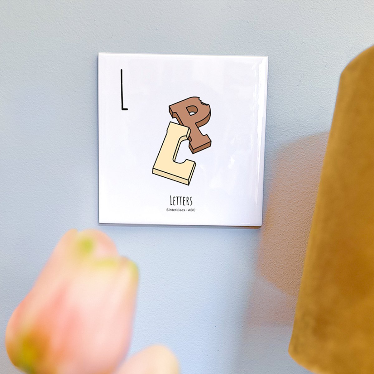 Letters - ABC tegeltje Sinterklaas - Keramiek met Handgetekende Illustratie - Wanddecoratie - Woondecoratie - Relatiegeschenk - Souvenir - 10,8 x 10,8 cm