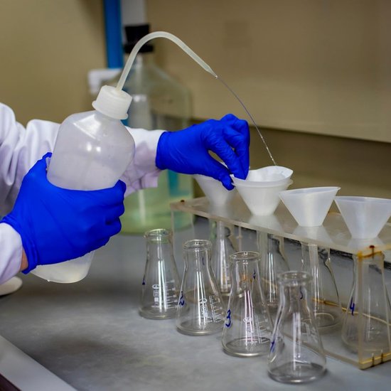 2 stuks knijpfles 1000 ml 500 ml veiligheidsfles plastic tattooflessen met schaal 2 schroefdoppen mondstuk, etiketten trechter voor laboratoriumplant doe-het-zelf spuiten water specerij — afbeelding 2