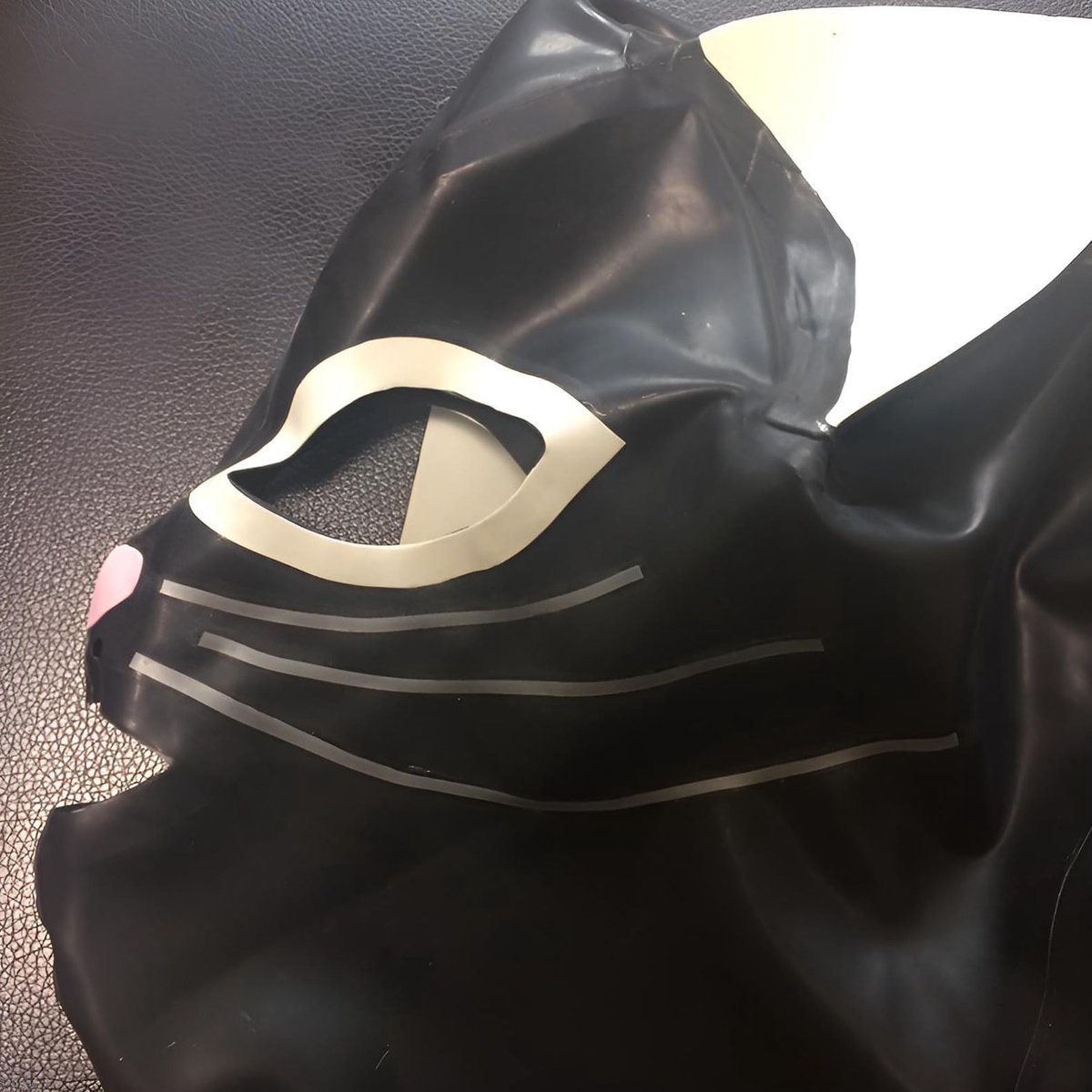 Omgoods - Unisex Latex Kat Gezichtsmasker met Rits