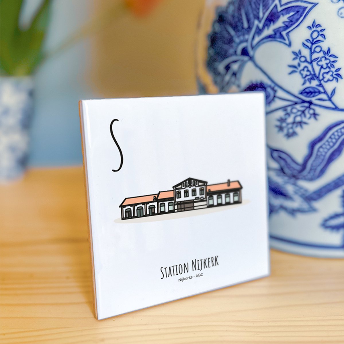Station Nijkerk - ABC tegeltje Nijkerk - Keramiek met Handgetekende Illustratie - Wanddecoratie - Woondecoratie - Relatiegeschenk - Souvenir - 10,8 x 10,8 cm