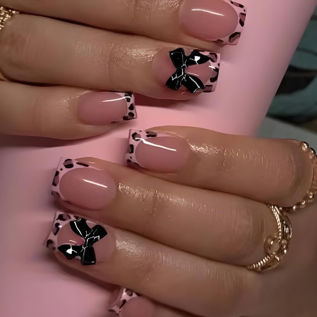 24 stuks Press on Nails Kort Vierkant, Acryl Nagels om op te plakken, Roze Franse Nep Nagels, 3D Zwarte Strik Kunstnagels om op te plakken met Luipaardpatroon, Kunstmatige Vingernagels voor Meisjes