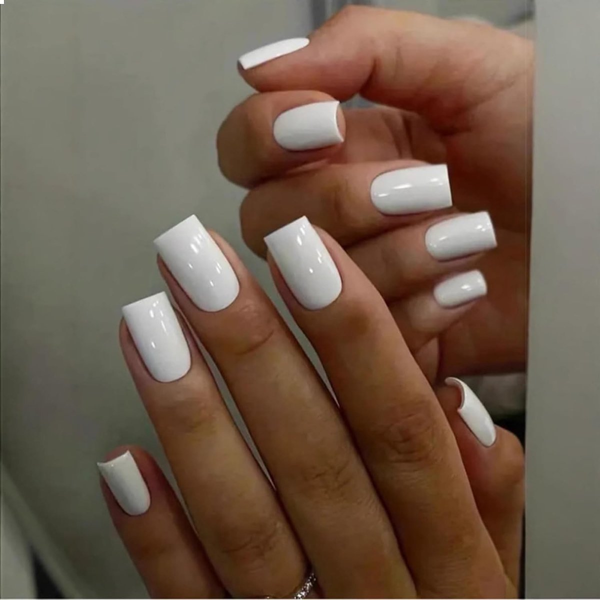 24-delige Pure Witte Press on Nails - Extra Korte Squoval Natuurlijke Nepnagels met Hechting - Glanzende Gel Acryl Set voor Perfecte Nagels