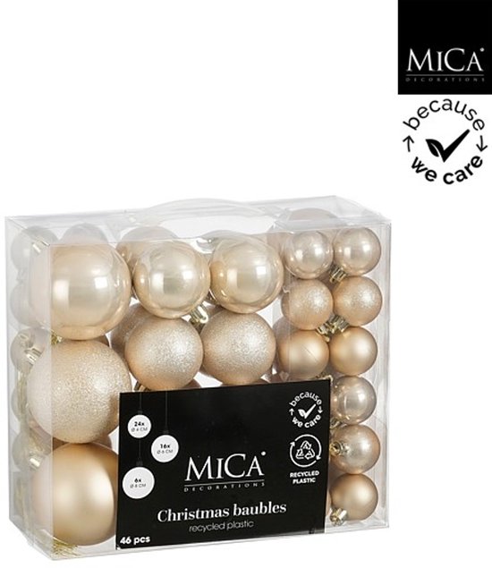 Transparante doos met 46 champagnekleurige, glinsterende en matte kerstballen van Mica Decorations. De ballen hebben een diameter van 8 cm.