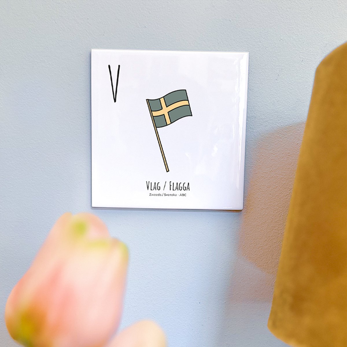 Vlag / Flagga - ABC tegeltje Zweden-Sverige - Keramiek met Handgetekende Illustratie - Wanddecoratie - Woondecoratie - Relatiegeschenk - Souvenir - 10,8 x 10,8 cm