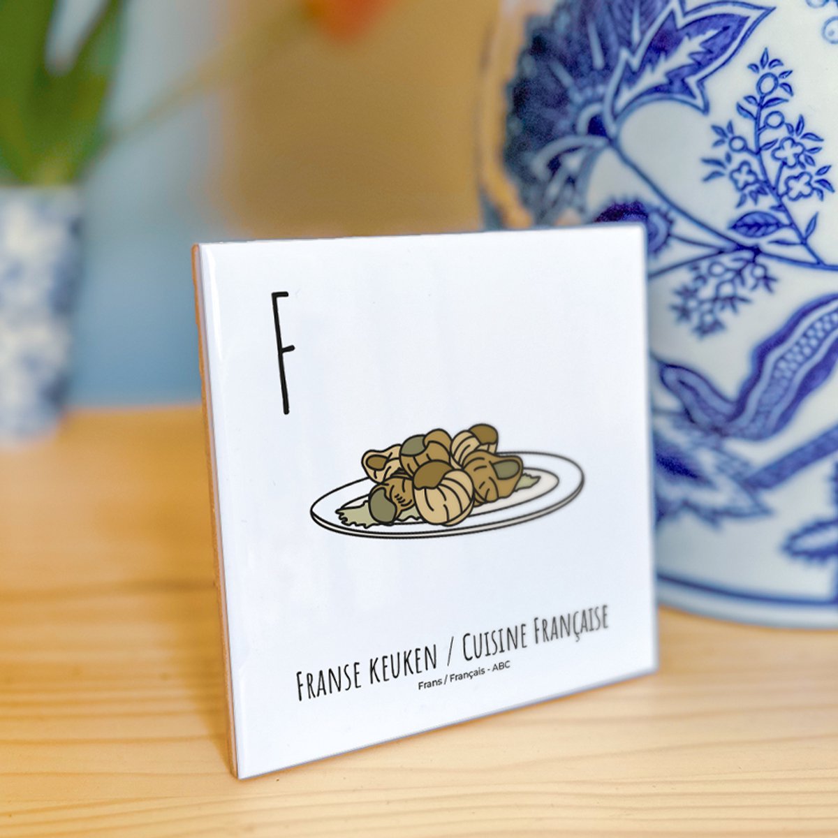 Franse keuken / Cuisine Française - ABC tegeltje Frankrijk-France - Keramiek met Handgetekende Illustratie - Wanddecoratie - Woondecoratie - Relatiegeschenk - Souvenir - 10,8 x 10,8 cm