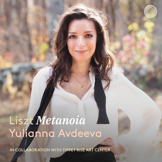 Yulianna Avdeeva draagt een witte blouse met zwarte strik. Tekst: Liszt Metanoia Yulianna Avdeeva.