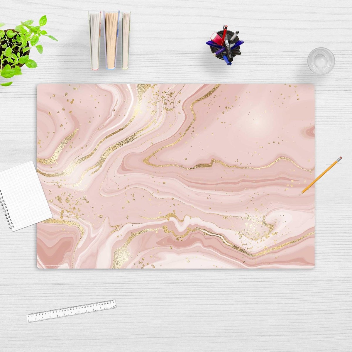 Omgoods - Wasbare Bureau Mat voor Kinderen en Volwassenen - Roze Marmer met Gouden Accenten 60 x 40 cm