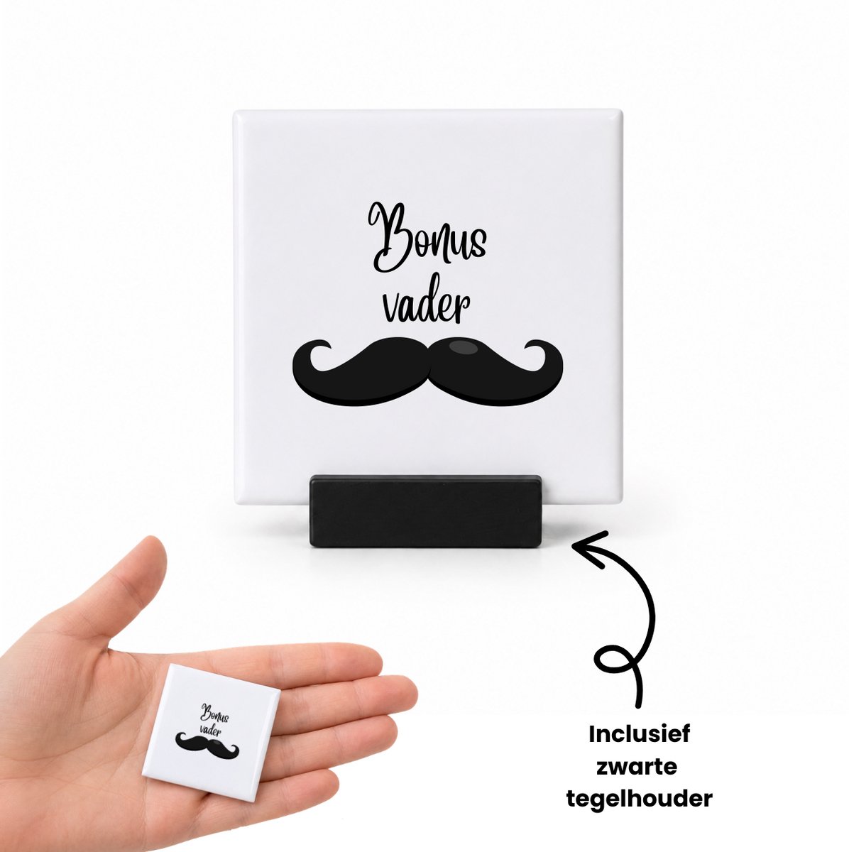 Hacebo Bonus vader met snor tegeltje met tegelhouder - Vader - Bonusvader - tegeltjes met tekst - Vaderdag cadeautje - Cadeau voor papa - Verjaardag - Geschenk - Cadeau - Gift - spreuktegels - 4.8x4.8 CM Wit