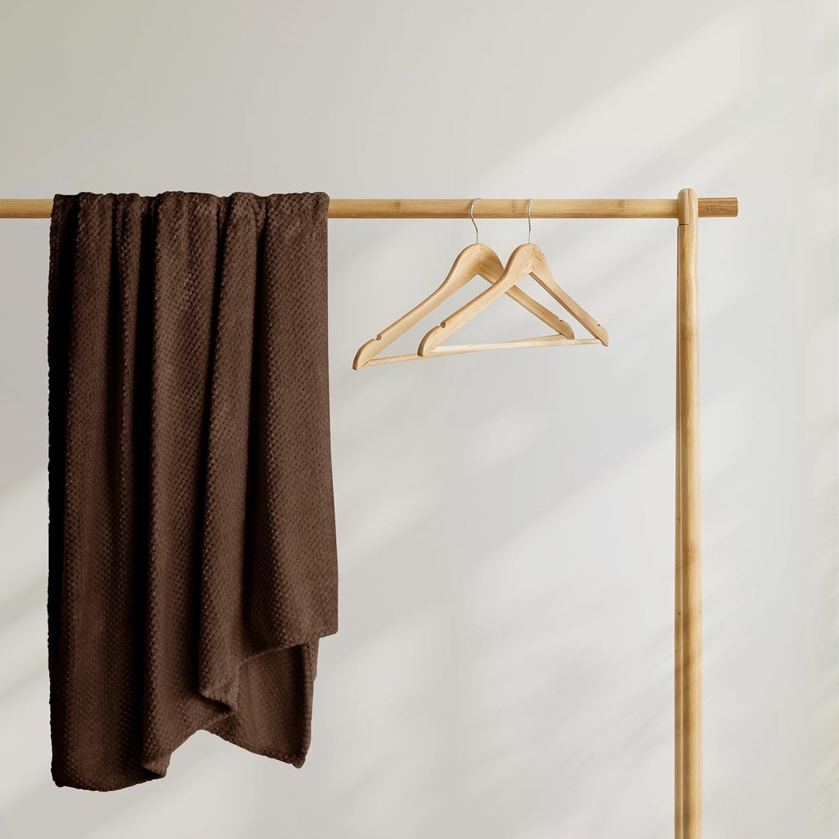 SnelShoppen - Knuffeldeken 70 x 150 cm Bruin Microvezel Fleece Woondeken Scandinavische Stijl Perfect voor Bank, Fauteuil, Tuin, Balkon, Reisgenoot
