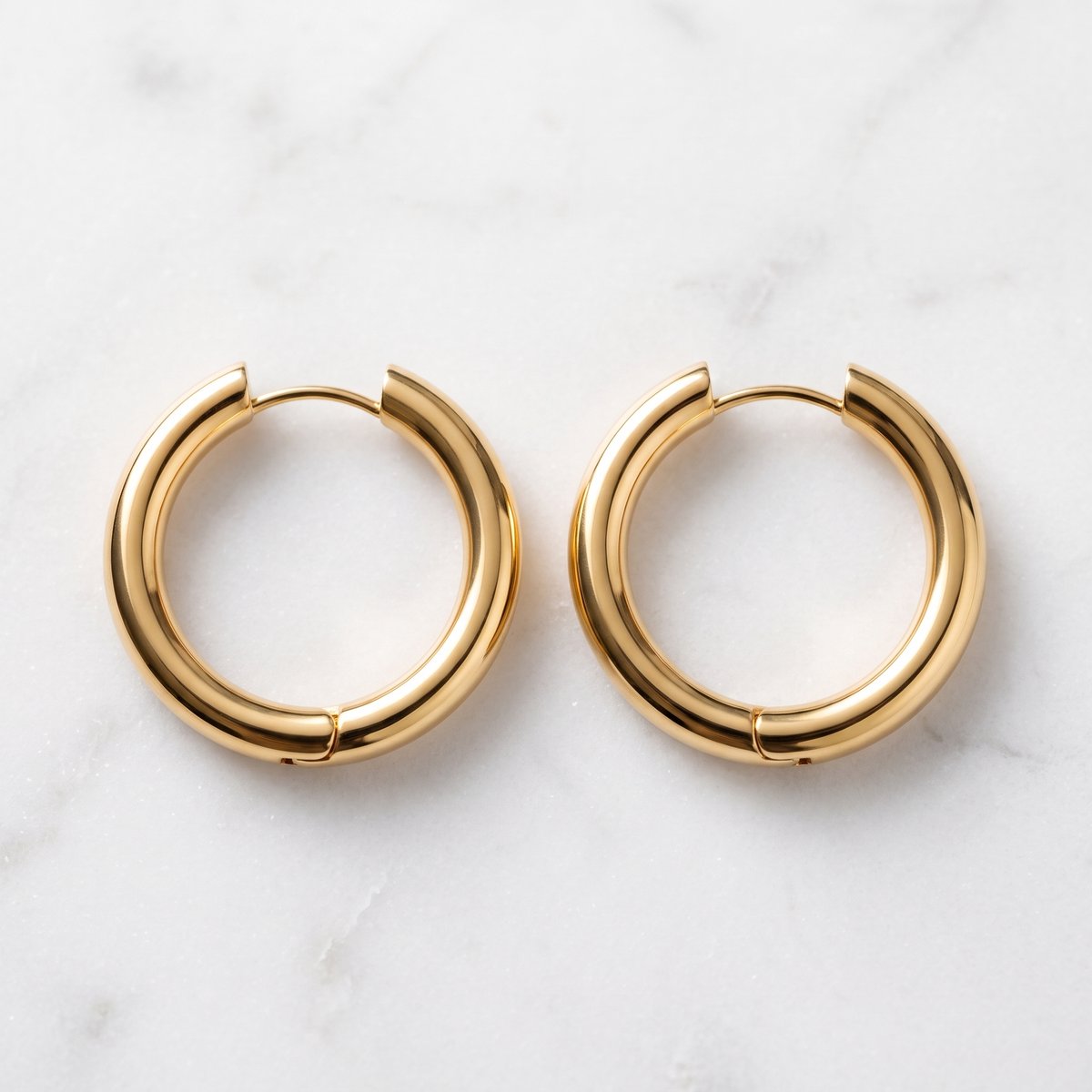 Lundholm Amber Oorringen Dames Goudkleurig – Premium Stainless Steel Jewellery Gold PVD Plated Hoops – Ronde Oorbellen Dames Goud Binnenmaat 20 mm my – luxe Sieraad voor vrouw Cadeau