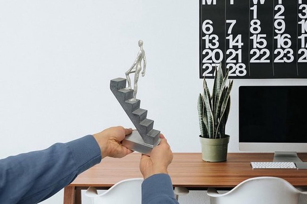 SnelShoppen - FeinKnick Top of The Rock Decoratieve Beeld - Motivatie & Symbool Voor Succes - Marmeren Standbeeld 29cm - Modern Figuren Voor Woonkamer