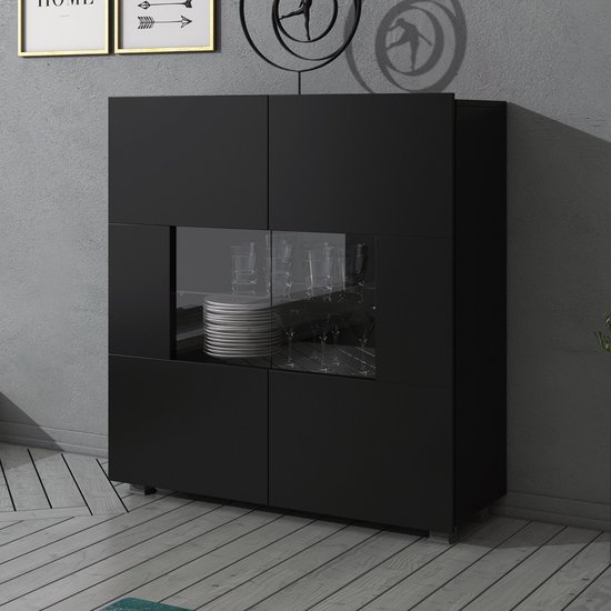 Zwart dressoir met glazen deuren, waarbinnen stapels borden en glazen staan.