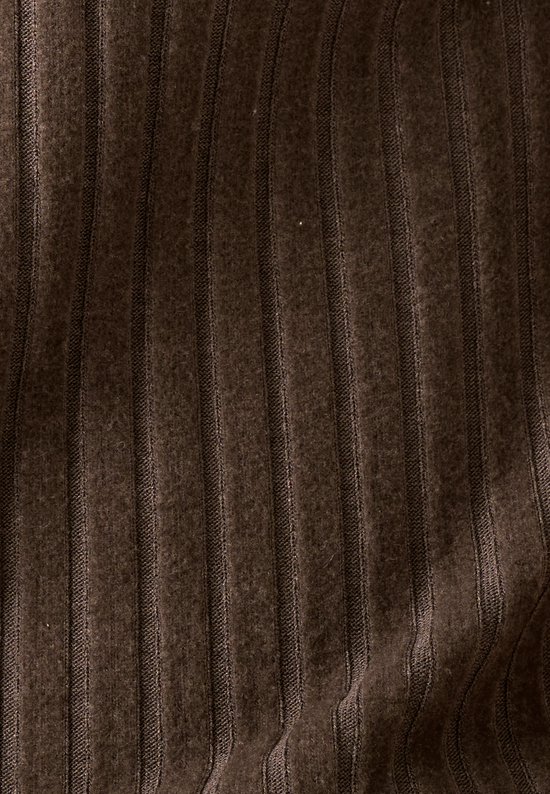Detailopname van de bruine ribtricot stof van de pyjamaset met verticale ribbels.