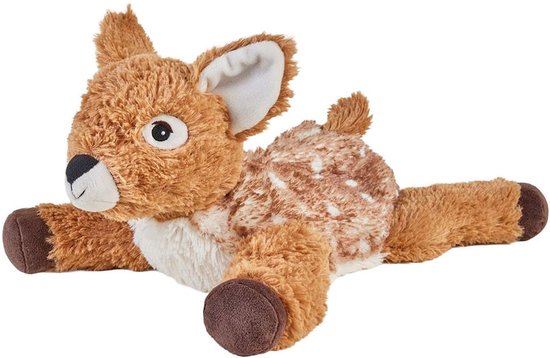 Een bruine hertknuffel met witte stippen ligt gestrekt met de poten naar voren en achteren.