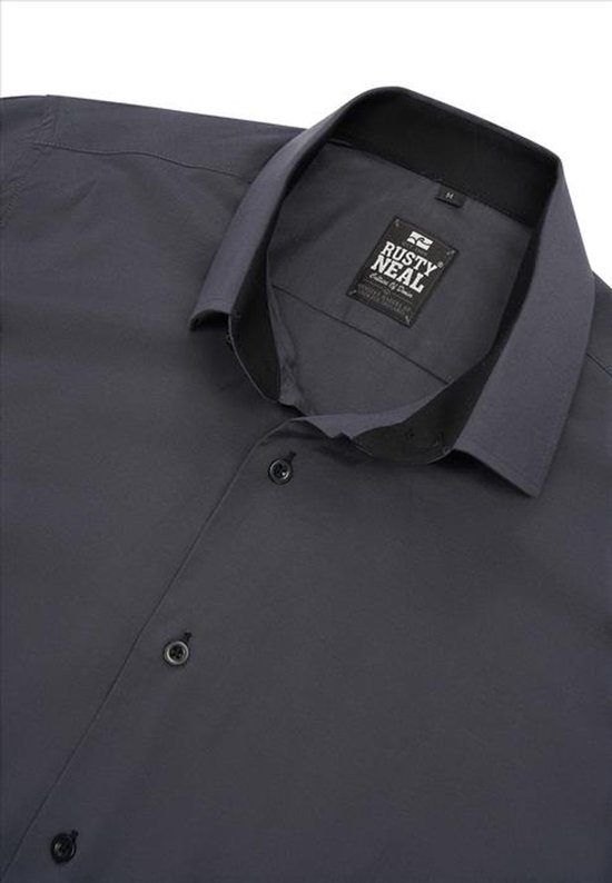 Detail van de kraag en het label van een antracietgrijs slimfit overhemd.