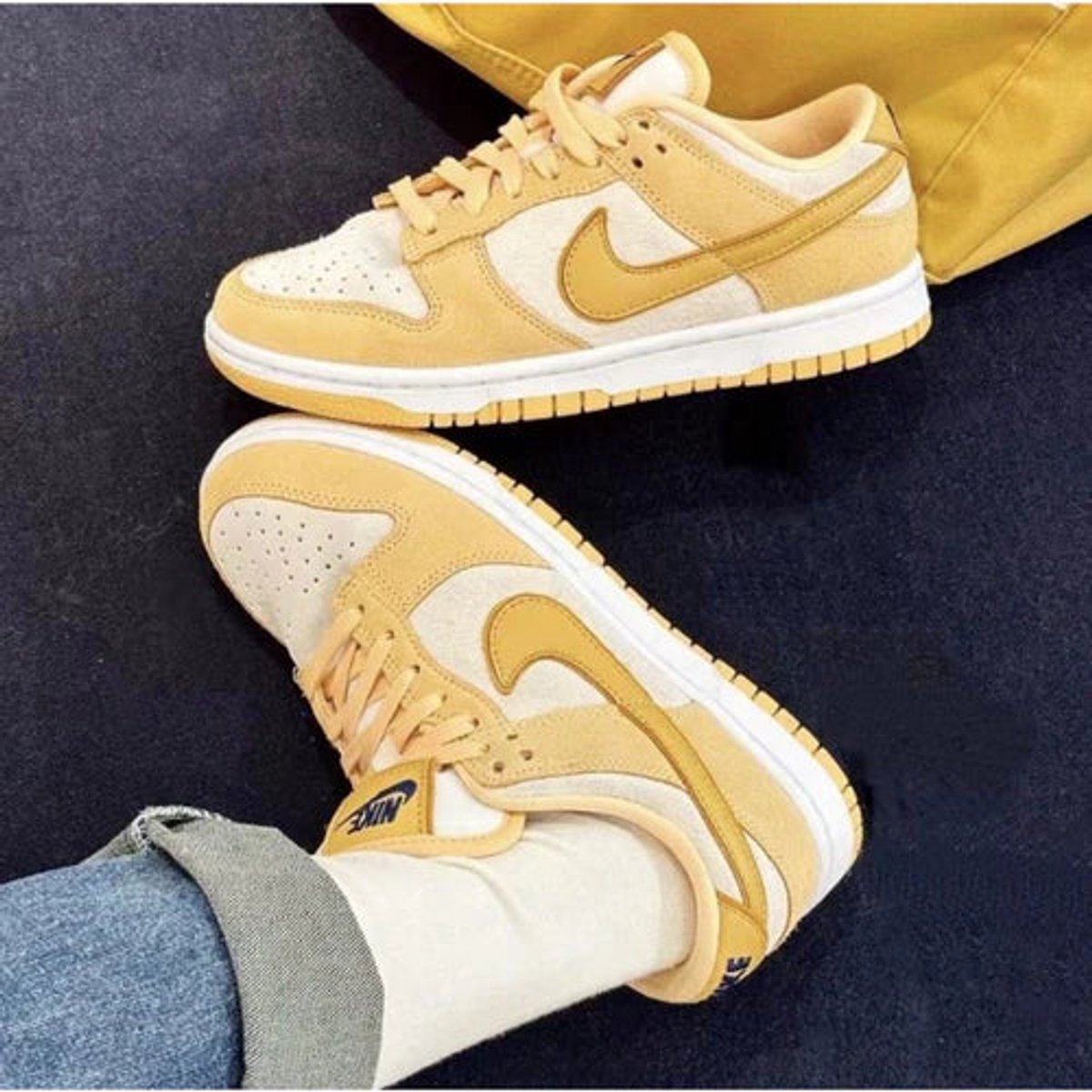 Nike Dunk Low Celestial Suede Goud