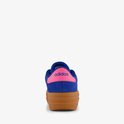 Achterkant van een blauwe Adidas VL Court Bold damessneaker met roze accenten en een bruine zool.