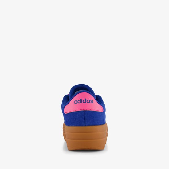 Achterkant van een blauwe Adidas VL Court Bold damessneaker met roze accenten en een bruine zool.