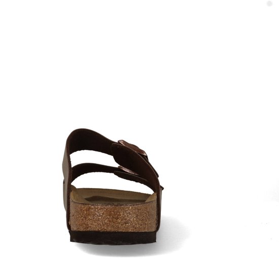 Donkerbruine Birkenstock Arizona slipper, van bovenaf gezien met een open neus en gespen.