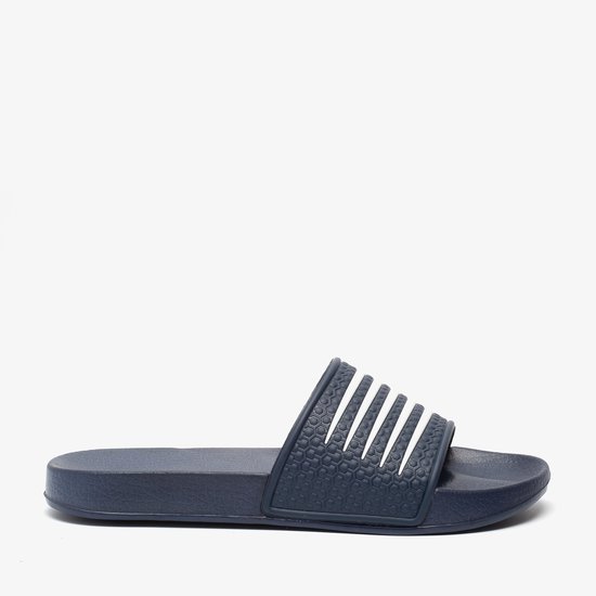 Donkerblauwe slipper met open teen, zijkant en witte strepen op de band.