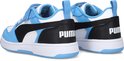 Unisex Puma sneakers in wit, lichtblauw en zwart met Puma-logo op de hiel.