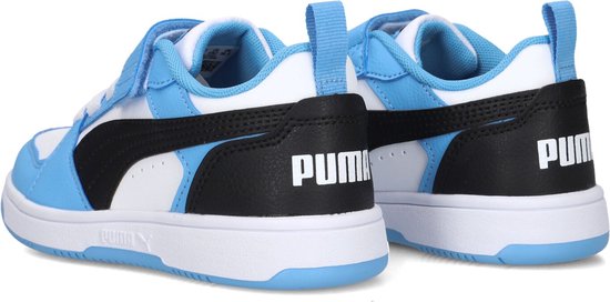 Unisex Puma sneakers in wit, lichtblauw en zwart met Puma-logo op de hiel.
