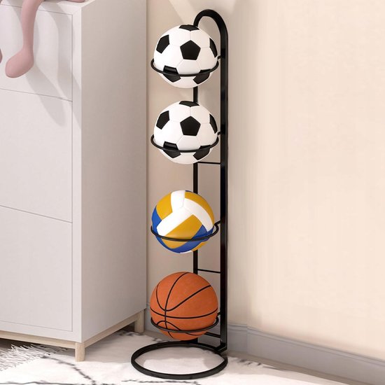 Zwarte staande ballenhouder met 2 voetballen, 1 volleybal en 1 basketbal, naast een witte commode.