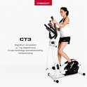 Vrouw met donker haar op een witte crosstrainer, met tekst over de CT3, magnetisch remsysteem en hartslagmeting.