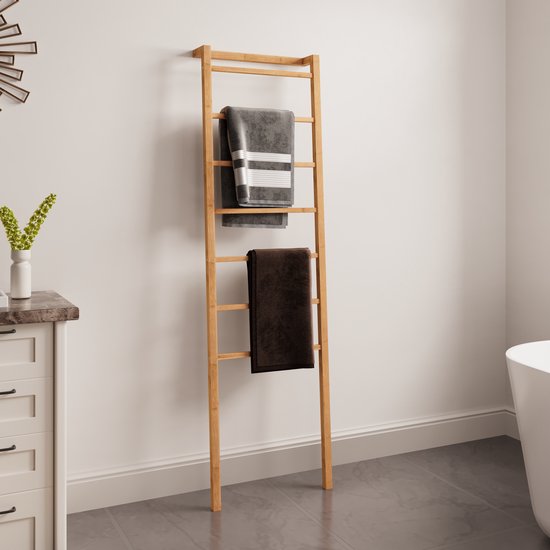 Natuurlijke bamboe decoratieladder met 7 sporten in badkamer, met grijze en bruine handdoeken.