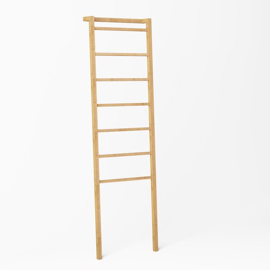 Houten decoratieladder met 7 sporten, op een witte achtergrond.