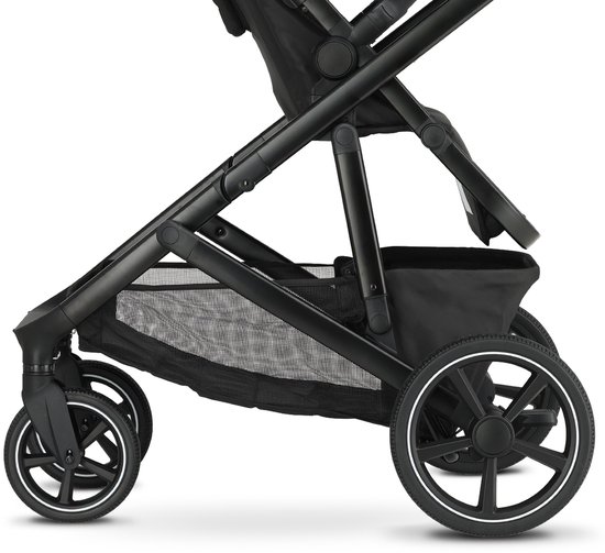 Zwarte kinderwagen met opvallende wielen en een stoffen opbergmand.