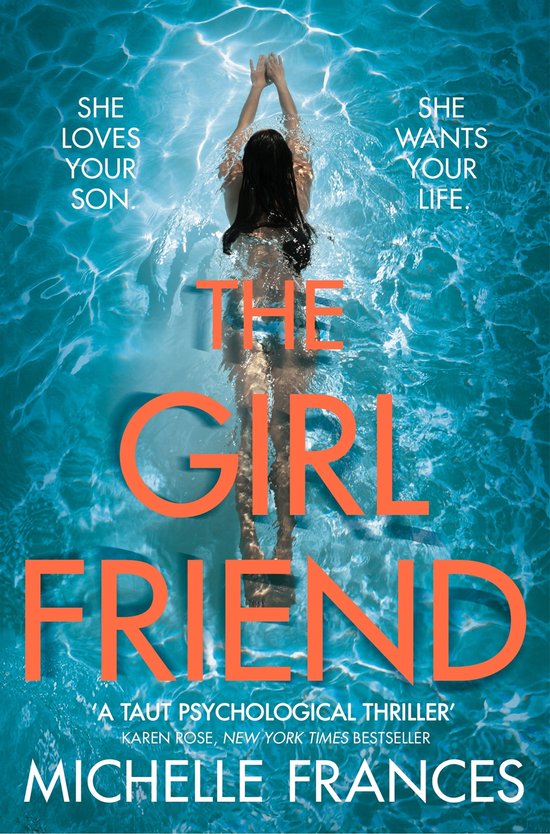 Boekcover 'The Girlfriend' met een vrouw die zwemt in blauw water. Tekst: 'SHE LOVES YOUR SON. SHE WANTS YOUR LIFE.'