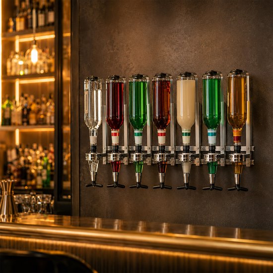Een rij van zeven drankdispensers met diverse gekleurde vloeistoffen in flessen.