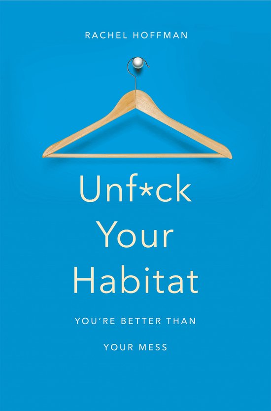 Couverture du livre 'Unf*ck Your Habitat' avec un cintre en bois suspendu à un crochet sur fond bleu vif. Le titre est en gros caractères au centre.