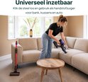 Vrouw gebruikt handstofzuiger deel van rode en zwarte steelstofzuiger op een stoffen bank.