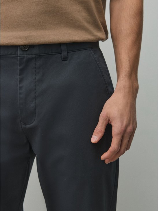 Next - Heren - Katoenrijke chino met stretch en rechte pijpen - Grijs