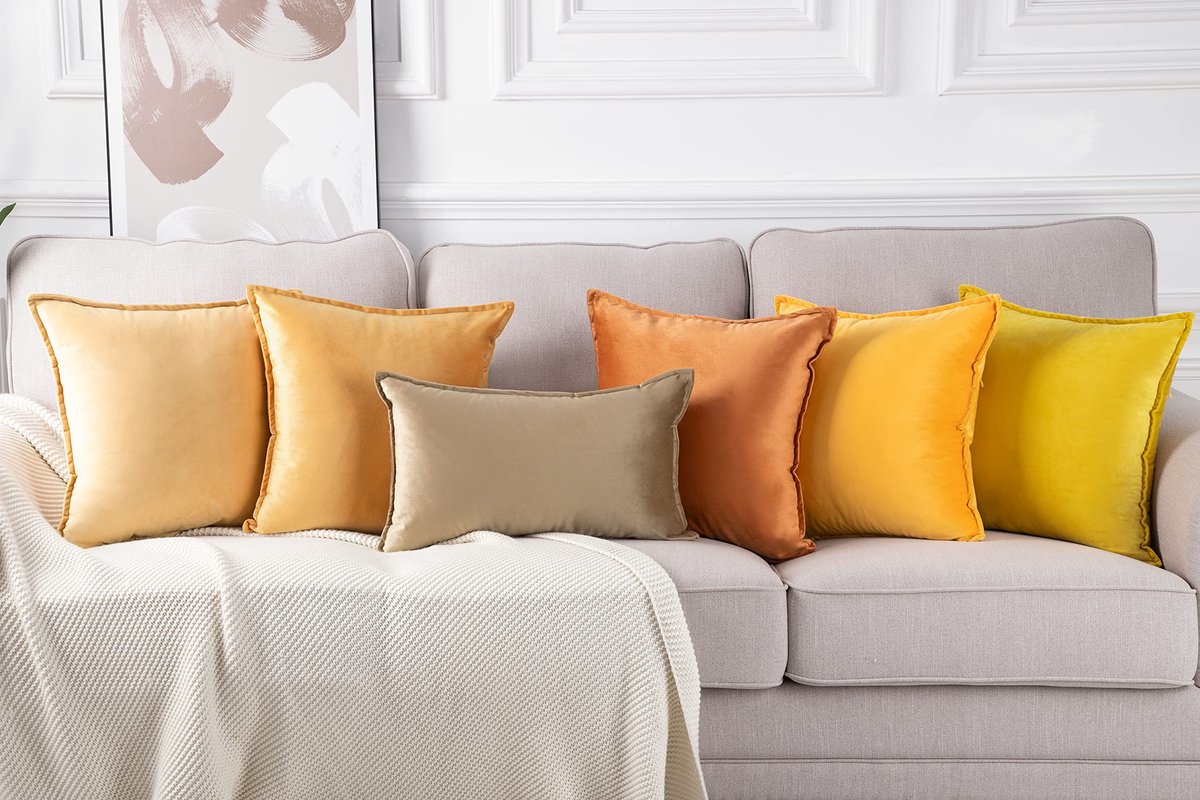 SnelShoppen - Set van 2 Luxe Fluwelen Decoratieve Kussenslopen 40x40 cm Lichtbruin met Franje voor Sofa en Slaapkamer - Super Zacht en Stijlvol