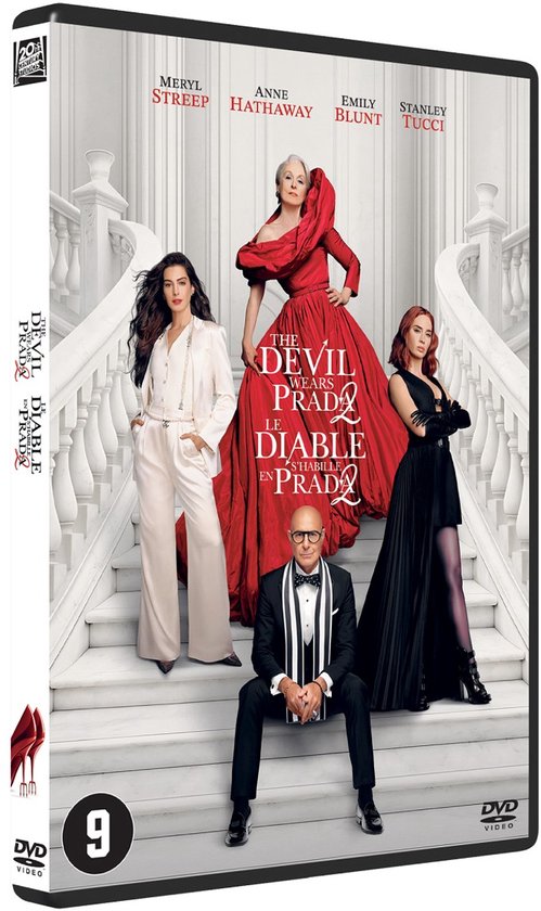De DVD-hoes van The Devil Wears Prada toont de cast op een trap, met de titel in het midden.