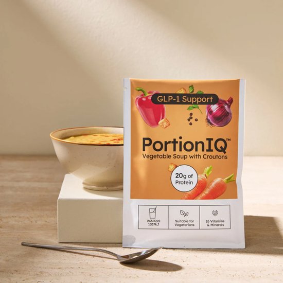 PortionIQ groentesoep met croutons verpakking, met afbeeldingen van rode peper, ui en wortel.