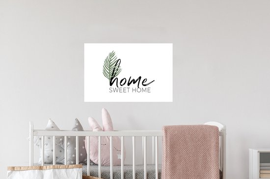 Witte muursticker met zwarte 'home' tekst, 'SWEET HOME' in drukletters en een groen palmblad.