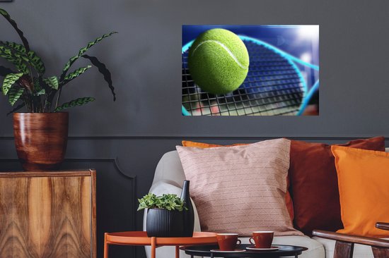 Muurstickers - Sticker Folie - Tennisracket slaat de bal - 60x40 cm - Plakfolie - Muurstickers Kinderkamer - Zelfklevend Behang - Zelfklevend behangpapier - Stickerfolie