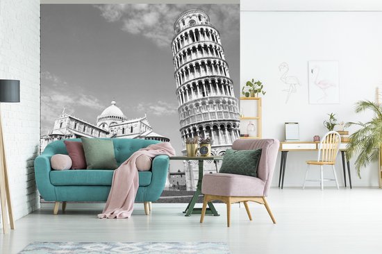 Behang - Fotobehang Zwart-wit beeld toren van Pisa naast oude kathedraal - Breedte 350 cm x hoogte 350 cm