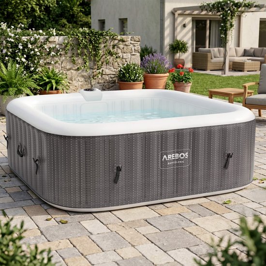 Grijze opblaasbare jacuzzi met een geweven textuur, gevuld met water, op een betegeld terras.
