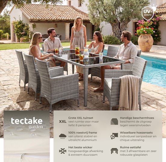 8-delige grijze wicker tuinset met tafel en stoelen, met ligbad en parasol in de tuin.